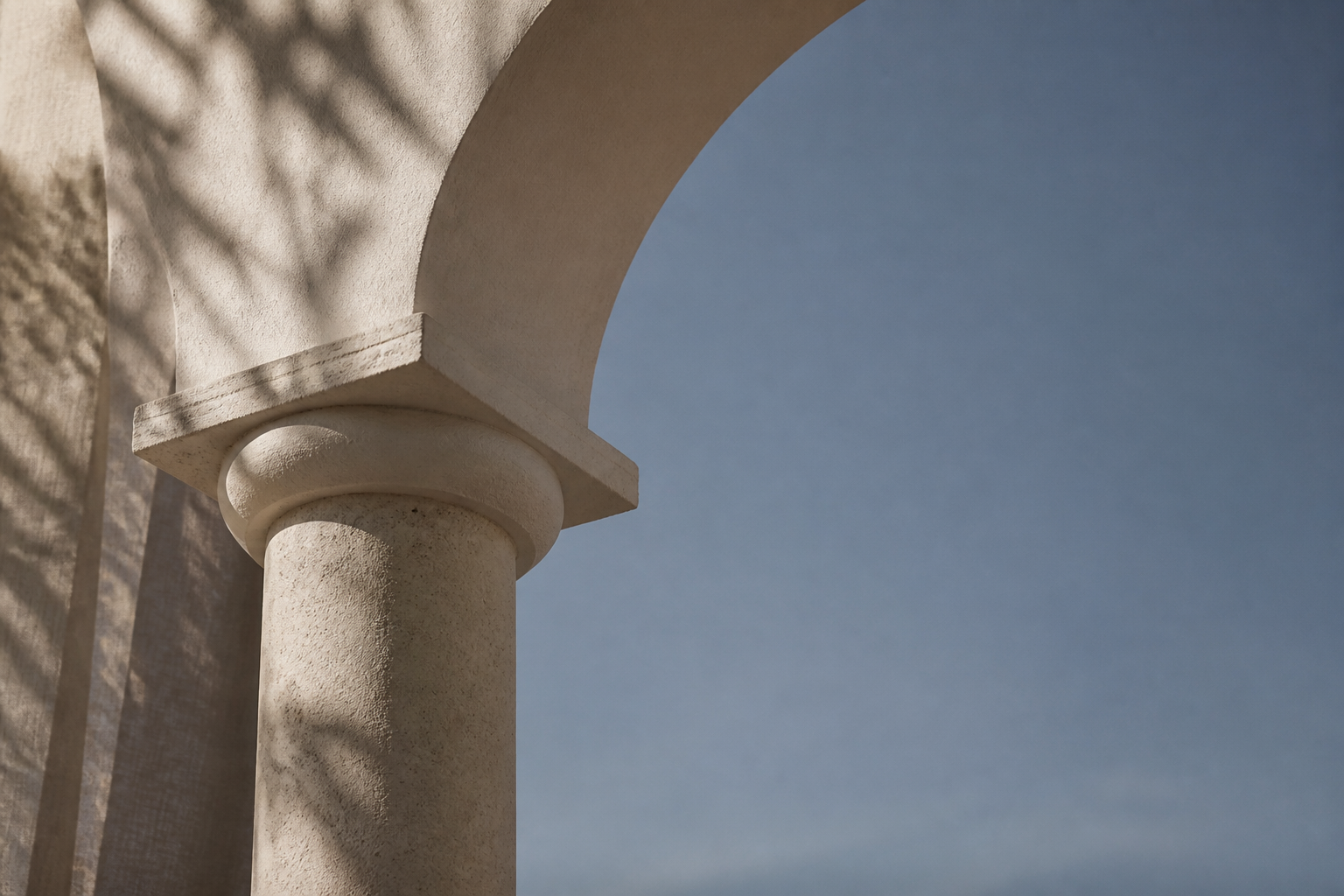 Detalle arquitectónico mediterráneo de piedra y cielo azul